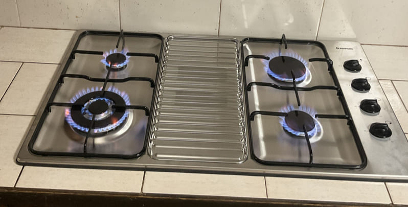 Gas cooktop with 4 burners